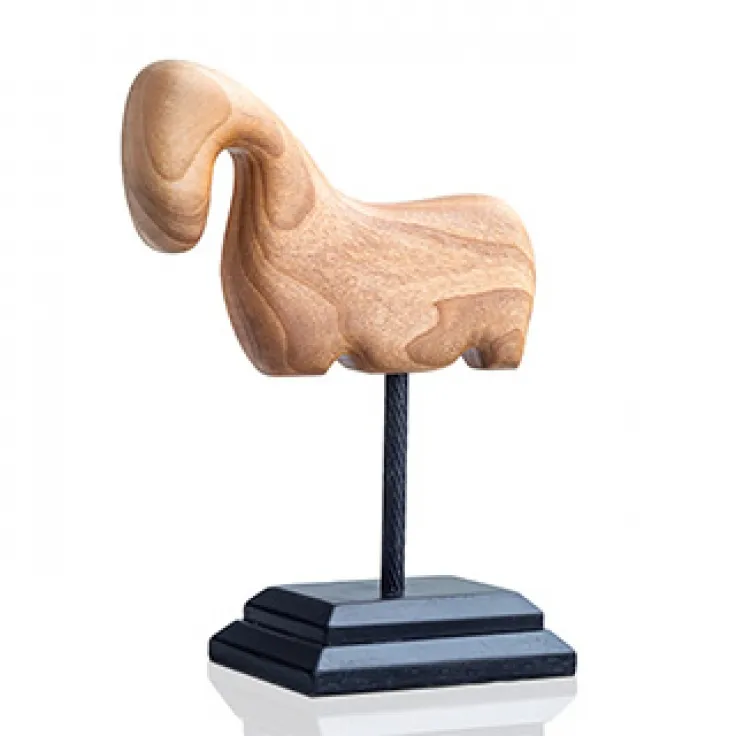 مجسمه اسب  چوبی رادمان